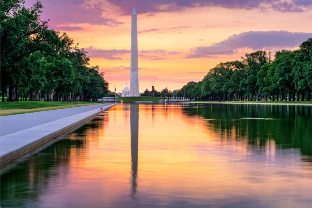 A view of the washington monument from across the street.